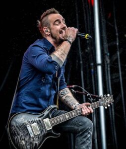 Adam_Gontier_in_performance